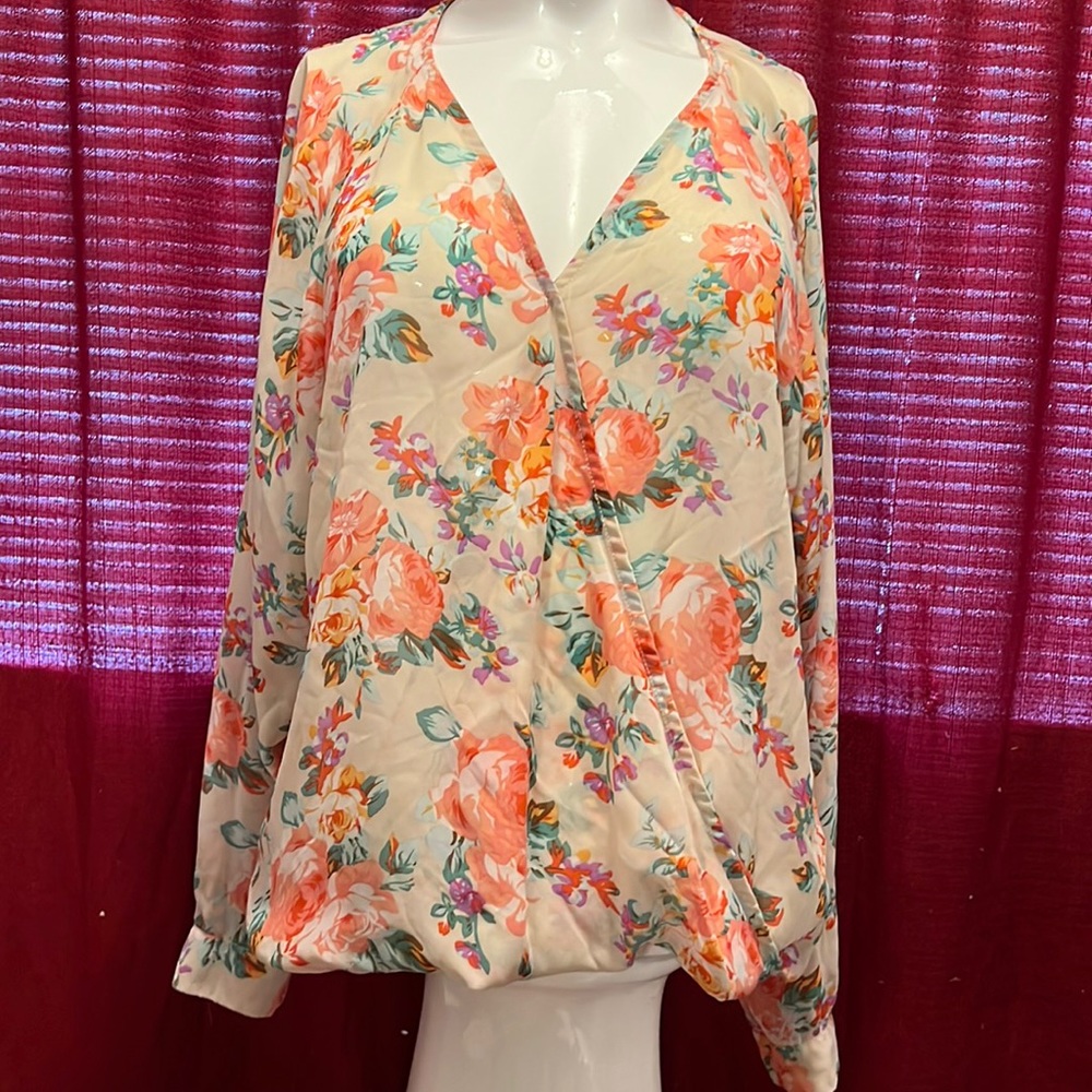 Forever 21 lightweight floral vneck long sleeve w/button cuffs, high low